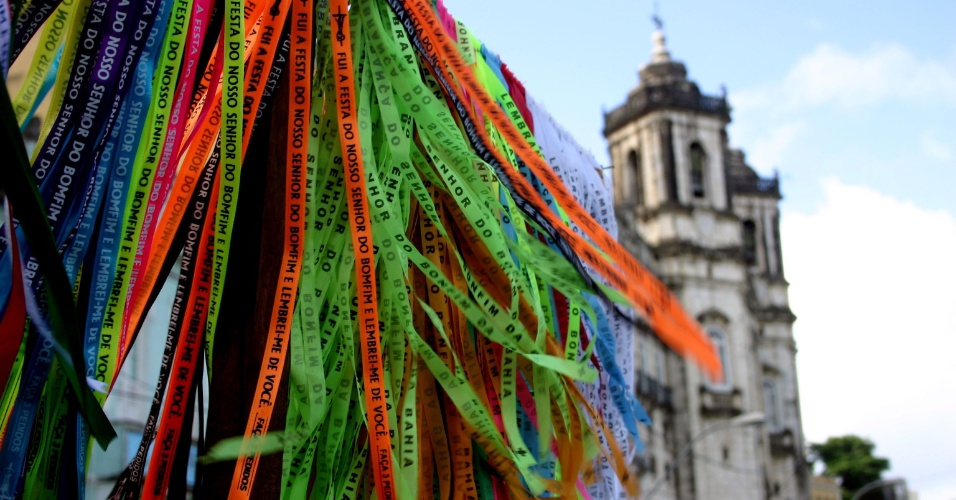 Fitas do Senhor do Bonfim voltam a ser de algodão para romper mais facilmente Entretenimento Fitas do Senhor do Bonfim voltam a ser de algodão para romper mais facilmente Entretenimento