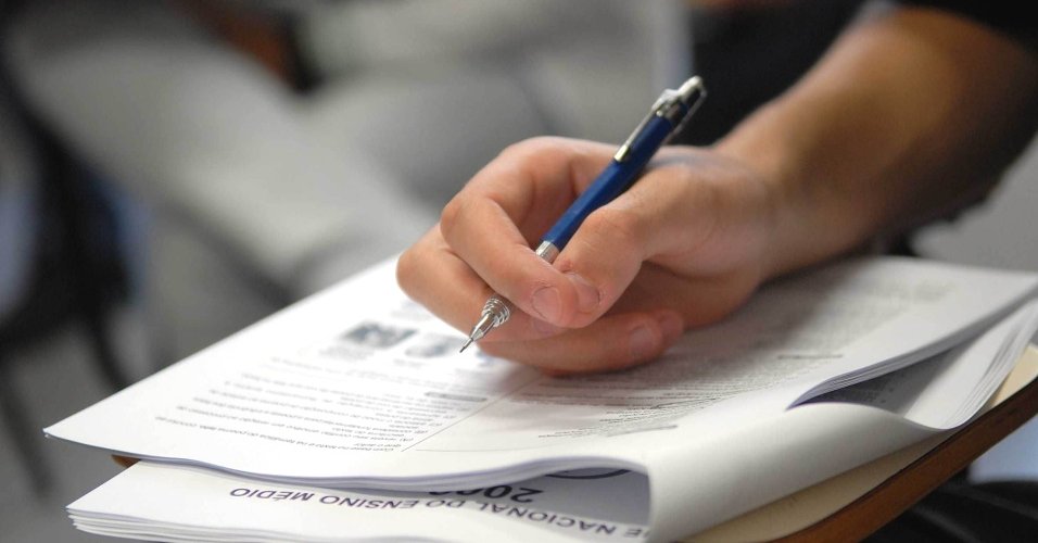 Estudantes do ensino médio participam de um simulado promovido pelo jornal Folha de S.Paulo, com a prova do Enem que vazou - Adriano Vizoni/Folha Imagem