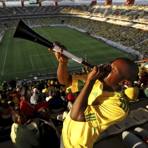 Torcedor sul-africano toca vuvuzela durante a Copa 2010: onde está o legado da Fifa?